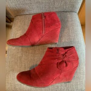 Wine coloured women’s size 10 wedge suede booties